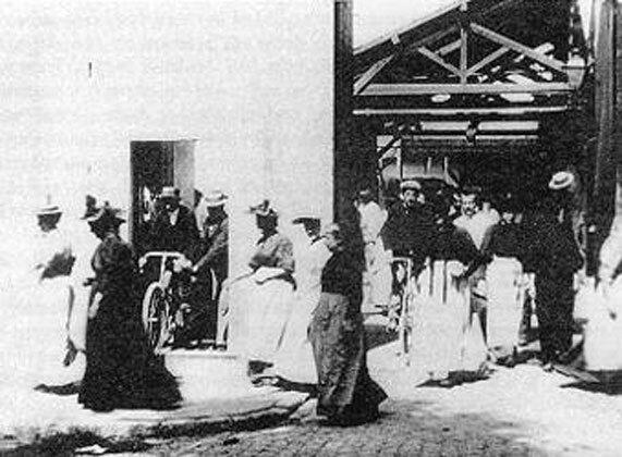1895.工厂大门.黑白 默片 法国纪录短片 豆瓣9.0 La.sortie.des.usines.Lumière