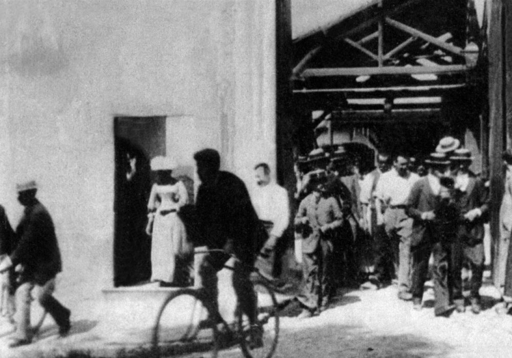 1895.工厂大门.黑白 默片 法国纪录短片 豆瓣9.0 La.sortie.des.usines.Lumière