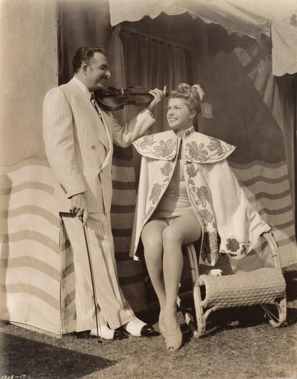 1944.出水芙蓉.彩色   国英双语 高清  美国喜剧歌舞 豆瓣8.5 Bathing.Beauty.DVDRip.X264.ac3